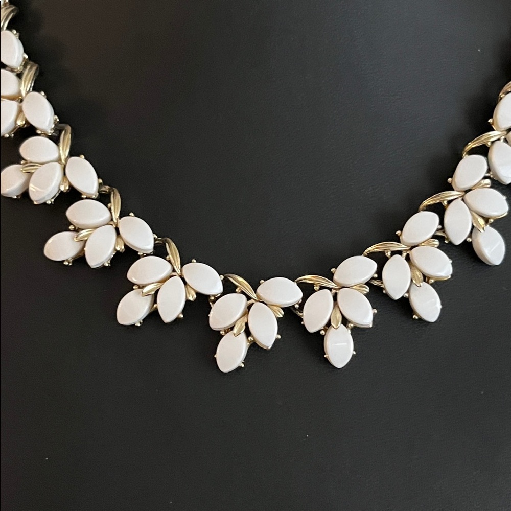 Vintage Kramer white thermoset draping leaves choker and clip ear climber set - Picture 4 of 13